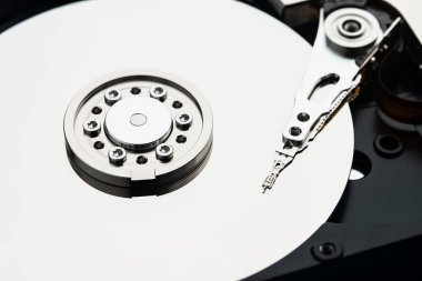 Açılan sabit disk sürücüsünde başın yakın çekim makro fotoğrafı. Bozuk Hdd'den onarım veya kurtarma bilgileri kavramı.