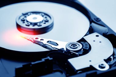 Açılan sabit disk sürücüsünde başın yakın çekim makro fotoğrafı. Bozuk Hdd'den onarım veya kurtarma bilgileri kavramı.