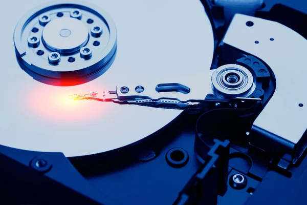 Fechar foto macro da cabeça na unidade de disco rígido aberto. Conceito de reparação ou recuperação de informações de HDD quebrado . — Fotografia de Stock