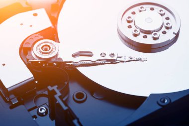 Açılan sabit disk sürücüsünde başın yakın çekim makro fotoğrafı. Bozuk Hdd'den onarım veya kurtarma bilgileri kavramı.