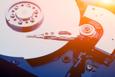 Açılan sabit disk sürücüsünde başın yakın çekim makro fotoğrafı. Bozuk Hdd'den onarım veya kurtarma bilgileri kavramı.