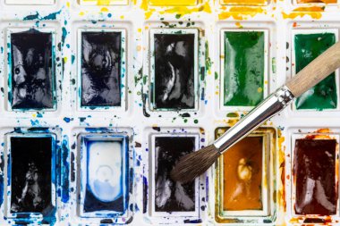 Boya fırçası ile suluboya boyalar ayarlayın. Sanat kavramı