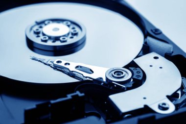 Açılan sabit disk sürücüsünde başın yakın çekim makro fotoğrafı. Bozuk Hdd'den onarım veya kurtarma bilgileri kavramı.