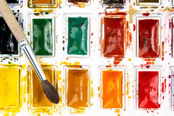 Boya fırçası ile suluboya boyalar ayarlayın. Sanat kavramı