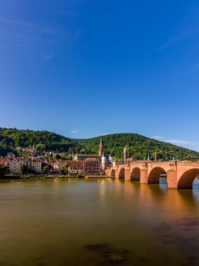 Almanya 'nın Neckar Nehri üzerindeki Heidelberg Eski Köprüsü