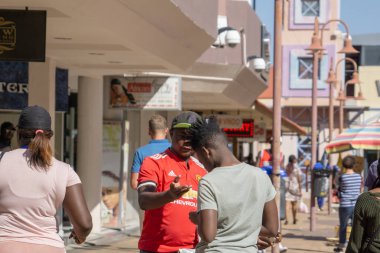 Windhoek Namibya - 10 Mayıs 2018; Tarafından iki Afrika delikanlı Afrika şehir başkalarıyla sokak üzerinde konuşma yürüme