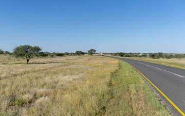Manzara haddeleme ve görünüşte hiç bitmeyen Namibya yollar aracılığıyla seyahat