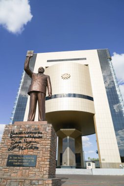 Windhoek Namibya - May11 2018; Dr Sam Nujoma heykel üst Namibya Ulusal Müzesi seçim kitap havada giden adımlar