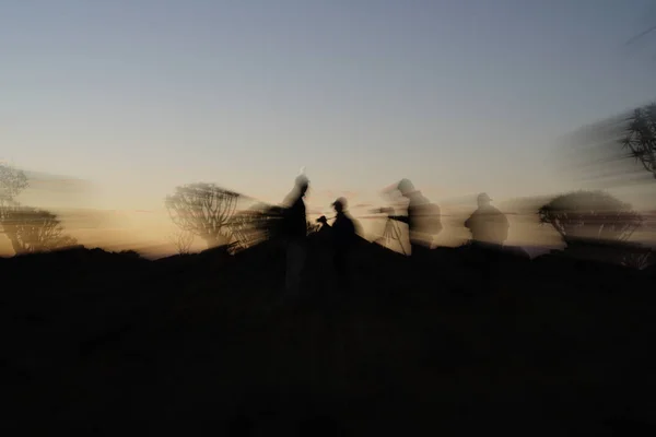 Effets Fantomatiques Photographes Attente Silhouette Parmi Les Arbres Dans Obscurité — Photo