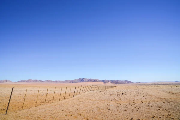 Namíbia Ampla Paisagem Deserto Aberto Dividido Por Cerca Longa Rumo — Fotografia de Stock