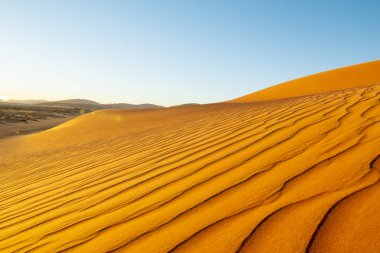 Uzun Mercek parlaması ile kurulan dalgaların rüzgar ve gizli Vlei, Sossusvlie Namibya dunes içinde tanımlı kenarları gölge