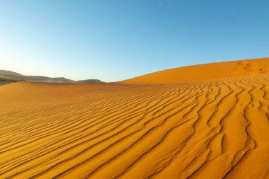 Uzun gizli Vlei, Sossusvlie Namibya dunes içinde tanımlanan gölge kenarları ile kurulan dalgaların Rüzgar
