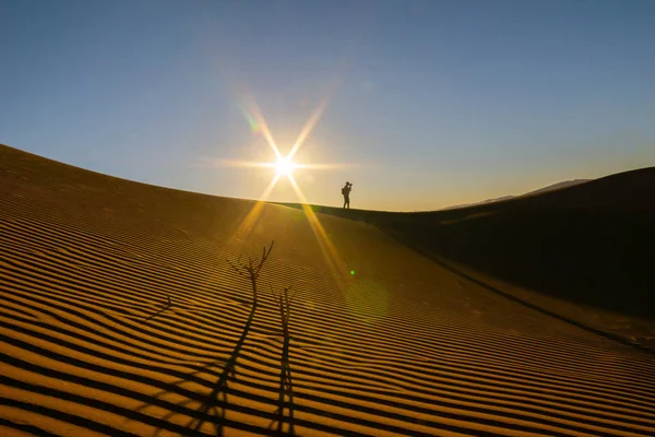 Figura Silueta Solitaria Fotógrafo Cresta Por Encima Del Viento Formado —  Fotos de Stock