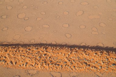 Peri daireler peyzaj Turizm helikopter uçuş tepeleri ve Sossusvlei Namibya çevreleyen iki tarafında ile hava dune.