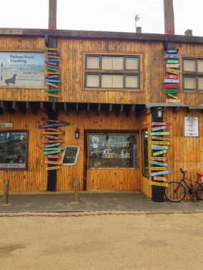 Walvis Bay, Namibya - May18, 2018; Dil Walvis Bay, Namibya, aralıktaki turist hoş binanın işaretleri.