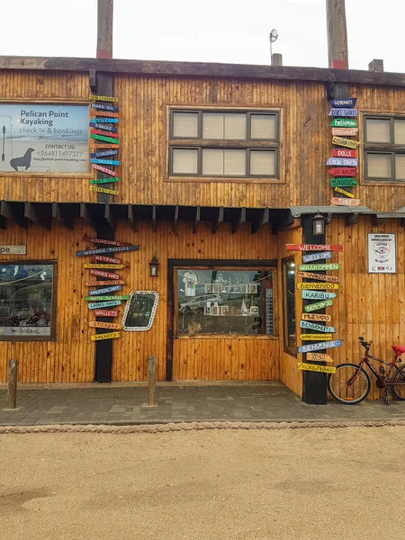 Walvis Bay, Namibya - May18, 2018; Dil Walvis Bay, Namibya, aralıktaki turist hoş binanın işaretleri.