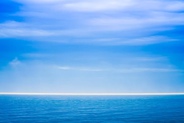 明亮的蓝色音调航海抽象毕业柔和的颜色和焦点 Mhorizon 超出海 — 图库照片