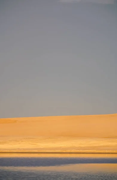 Sandune Iluminó Dorado Sobre Estanque Poniéndose Sol Swakopmund Namibia —  Fotos de Stock