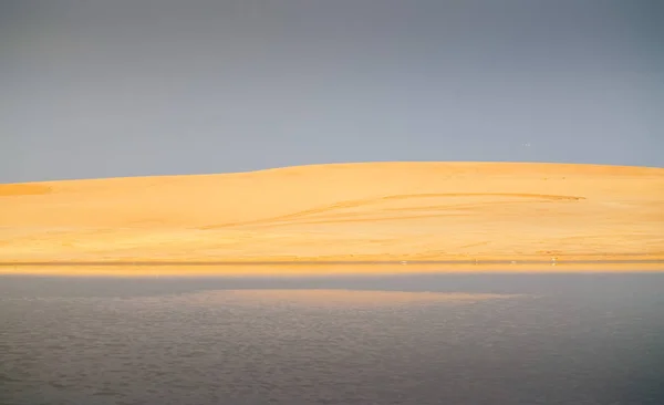 Sandune Iluminat Auriu Peste Iaz Prin Apusul Soarelui Swakopmund Namibia — Fotografie de stoc gratuită