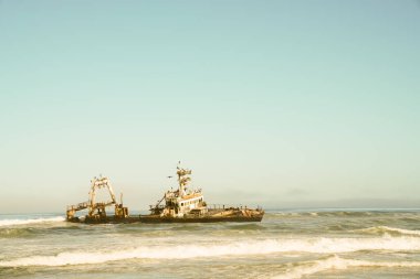 Terkedilmiş gemi enkazı üzerinde Skeleton Coast, Namibya