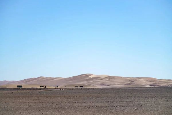 Suaves Colinas Arenosas Distantes Redondeadas Beyong Expamsive Plano Árido Namibia — Foto de stock gratis