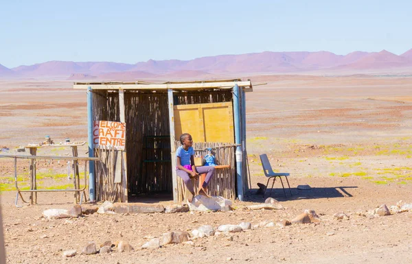 Damaraland Namibia Maio 2018 Jovem Africana Senta Barraca Interior Namíbia — Fotografia de Stock