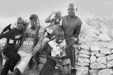 Khohaxis, Namibya - 21 Mayıs 2018; Grup fotoğrafı için mutlu bir şekilde yanıt Afrika Gençlik