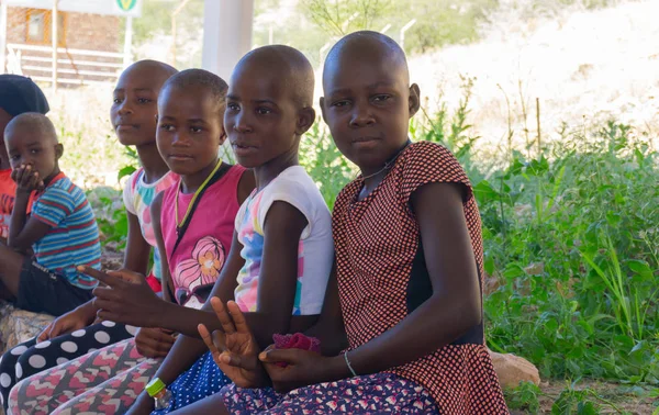 Khohaxis Namibia Мая 2018 Года Группа Африканских Детей Сидящих Ожидании — стоковое фото