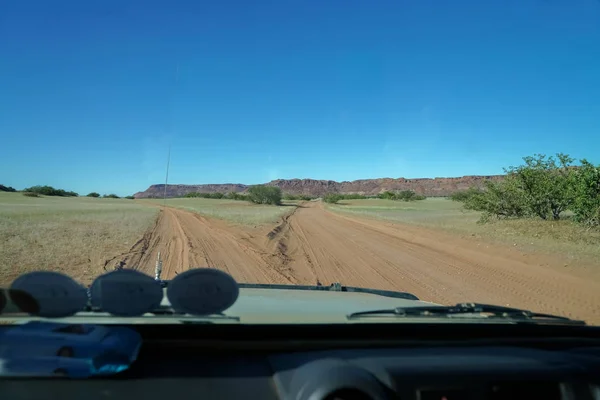 Gabel Straße Durch Afrikanische Landschaft Durch Windschutzscheibe Eines Safarifahrzeugs — Stockfoto