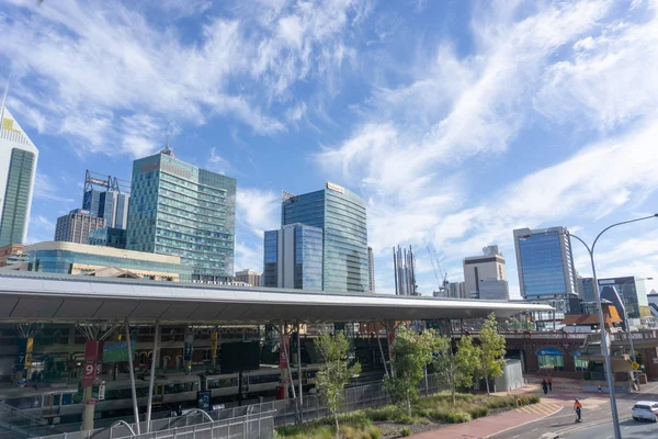 パース オーストラリア 2018 現代都市のスカイラインの高層ビルが市内中心部の鉄道駅の屋根上タワーします — ストック写真