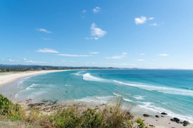 Coolangatta uyanık görünümü mesafe Surfer's Paradise için turkuaz su ile beyaz plaj boyunca