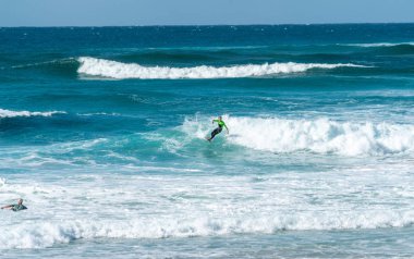 Coolangatta, Avustralya - July10 2018; Geniş surf beach beyaz dalga köpüğü derin turkuaz deniz yoluyla binmek sörfçü ile