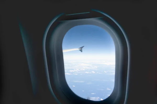 飞行中的飞机翼尖通过窗户 — 图库照片