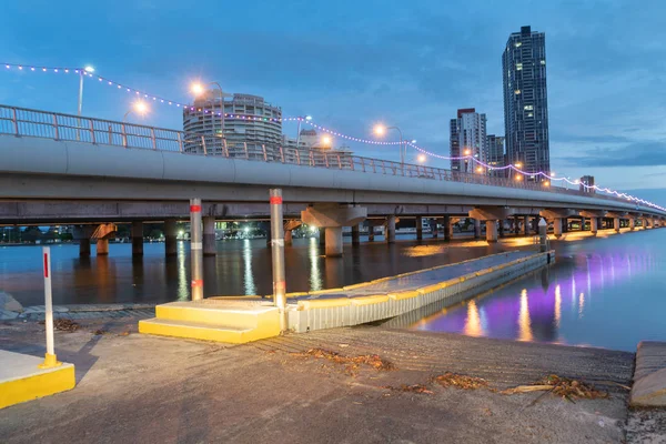 Bro Över Floden Nerang Med Southport Byggnad Bakgrunden Strax Före — Stockfoto