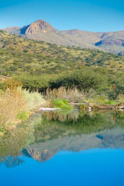 Namibya sermaye Windhoek mavi gökyüzü yukarıdaki altında çevresindeki karakteristik tepeler dikey kompozisyon sakin mavi su yansıması