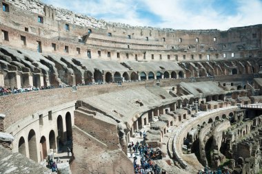 Roma İtalya - 16 Mart 2011; Retro tarzı eski moda görüntü turistler pek çok düzeyde ve colesseum içinde soluk