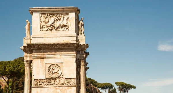 Старая Римская Квадратная Башня Выгравированными Боевыми Сценами Колоннами Четырех Углах — стоковое фото