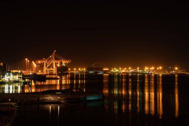 Köpüklü Mercek parlaması bağlantı noktasından Tauranga Harbour Köprüsü'nden ışıklar ve aydınlatmak gece gökyüzü ve Limanı çevreleyen