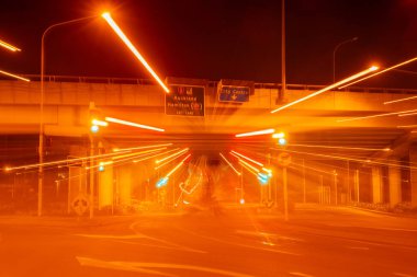 Etkisi gece ışık ve karanlık gökyüzü üzerinde aşırı köprü kavşak Tauranga Harbor bridge yetişemeyiz'altında soyut