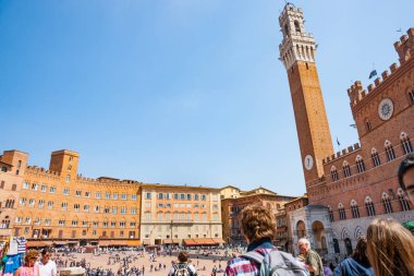 Siena, İtalya - 19 Nisan 2011; Eski Şehir Meydanı veya Palazzo Pubblico kalabalık turist tarihi Piazza Del Campo net güzel günde ile ilgilenen.
