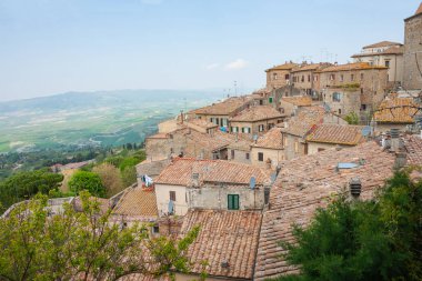 Katmanlı evler kadar yamaç Hillside Voltera tarihi İtalyan şehir dışında inşa edilmiş çatılarda