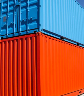 İki kör kargo konteyner yığılmış parlak renklerde boya