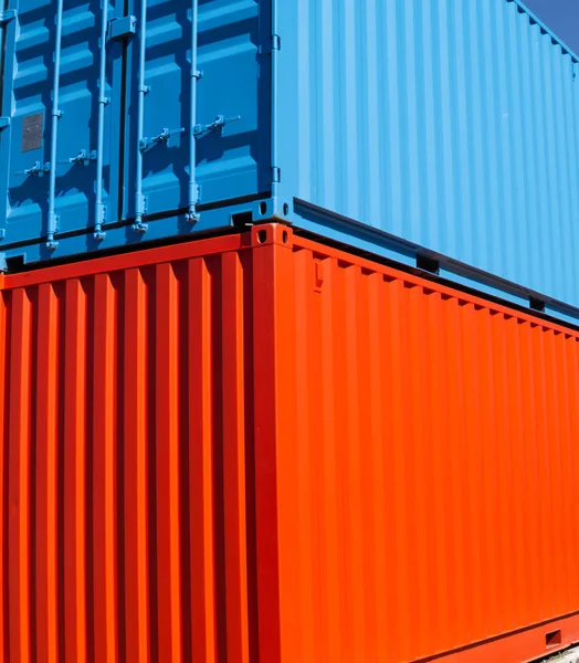 İki kör kargo konteyner yığılmış parlak renklerde boya
