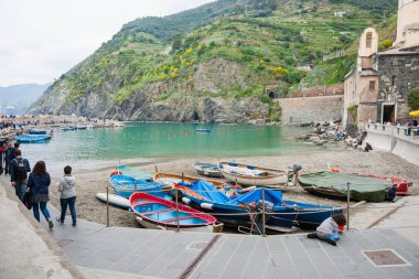 Monterosso İtalya - 24 Nisan 2011; Küçük İtalyan hillside balıkçı köyü eski daire çevresindeki mimari ile geleneksel tekneler, Waterfront