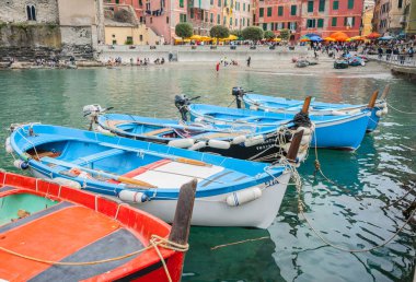 Monterosso İtalya - 24 Nisan 2011; Küçük İtalyan hillside balıkçı köyü eski daire çevresindeki mimari ile geleneksel tekneler, Waterfront