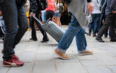 Bacaklar ve ayakkabı onlar geçerken çekimde çoğunlukla bulanık işlek cadde yürüyen turist Bülteni,.