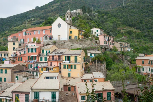 チンクエ テッレ イタリアの伝統的な漁業リオマッジョーレ村を見渡す丘の中腹に建てられた教会 — ストック写真
