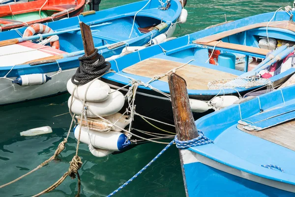 Τόξα Από Παραδοσιακές Ψαρόβαρκες Αγκυροβολημένο Γκρο Πλαν Στην Ιταλία Μοντερόσο — Φωτογραφία Αρχείου