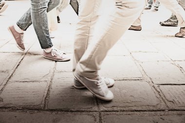 En iyi izlenimci arka plan görüntü bacaklar ve ayakkabı onlar geçerken çekimde çoğunlukla bulanık işlek cadde yürüyen turist Bülteni, soluk.