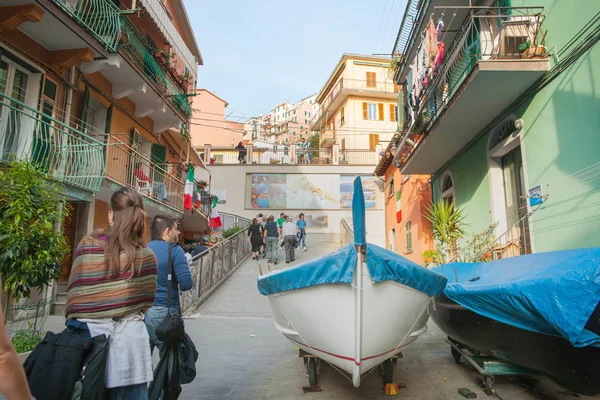 Cinque Terre Ιταλία Απρίλιος 2011 Βάρκες Τράβηξε Επάνω Στο Χωριό — Φωτογραφία Αρχείου